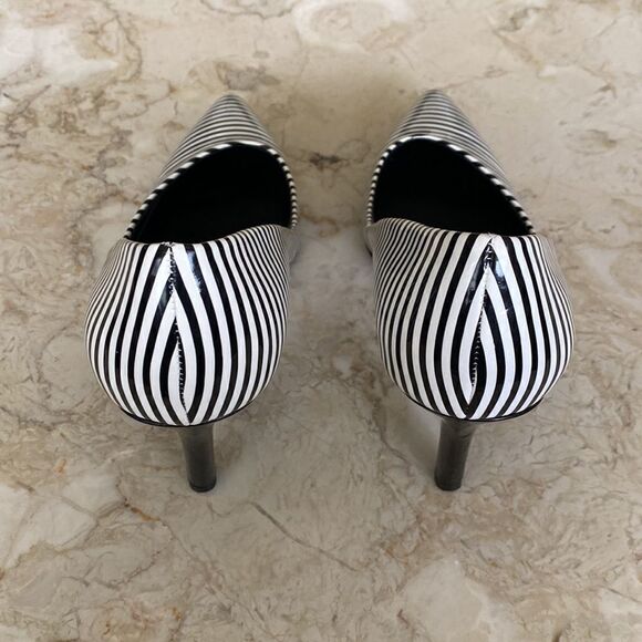 G by Guess Black & White Heels Pumps - Picture 9 of 13